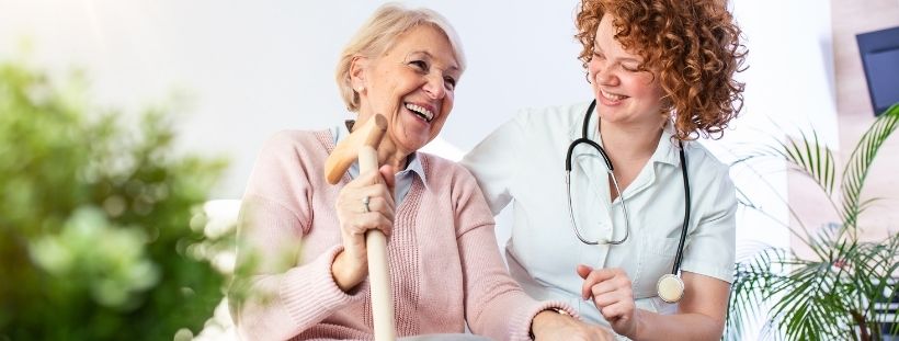 infermiera ride insieme a anziana signora