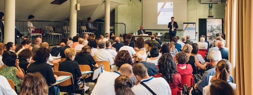 persone assistono al convegno del bilancio sociale